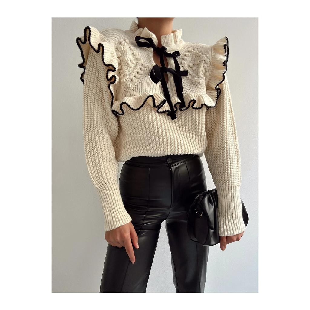 Женский трикотажный свитер бежевого цвета с воротником и лентой, с рюшами и длинными рукавами