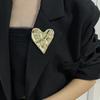 2026 Необычная плиссированная брошь из нержавеющей стали «Любовь» для женщин, высококлассная корсажная нишевая булавка, аксессуары для свитера и костюма