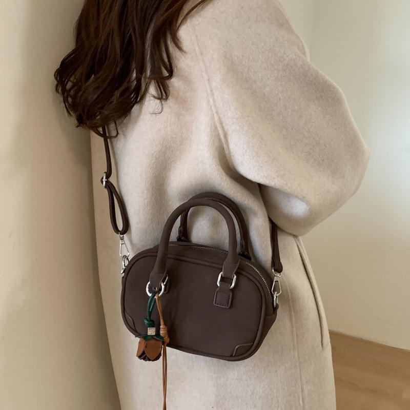 Женская сумка 2025 новая трендовая осенне-зимняя легкая роскошная нишевая высококлассная сумка на плечо для通勤, сумка-мессенджер, маленькая квадратная сумка