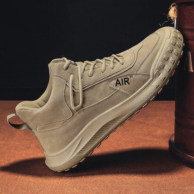 Мужские осенние и зимние спортивные ботинки телесного цвета. Удобная легкая рабочая обувь. Дышащие модные трендовые спортивные ботинки. Бионические ботинки.
