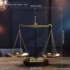 Ретро-орнамент в виде металлических весов для декора гостиной или офиса