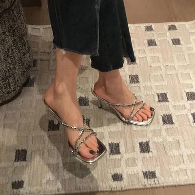 2025 летние шлепанцы женская верхняя одежда французский темперамент серебряный крест со стразами квадратный носок с открытым носком на шпильке босоножки на высоком каблуке