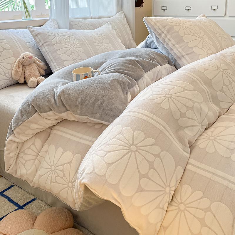 Утолщенный резной молочный флисовый комплект из четырех предметов, флисовое одеяло, простыня из кораллового флиса