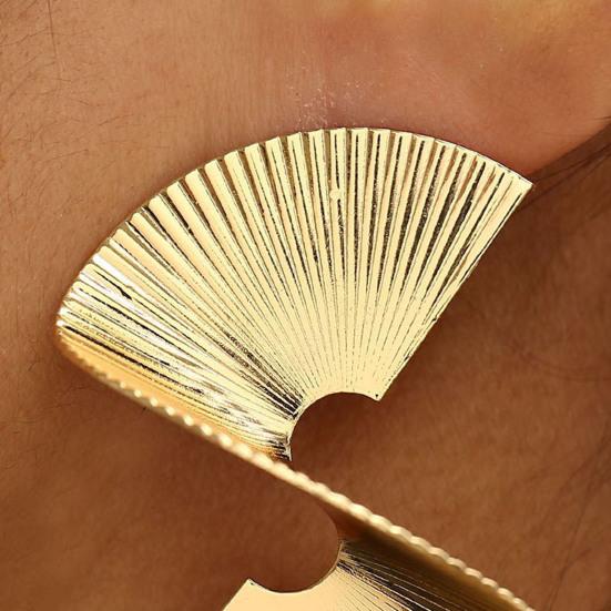 Богемные изящные золотые серьги с большими листьями-бабочками. Большие изящные золотые серьги-капли нерегулярной спирали с веерными листьями. Массивные очаровательные серьги. Ювелирные изделия в стиле панк.