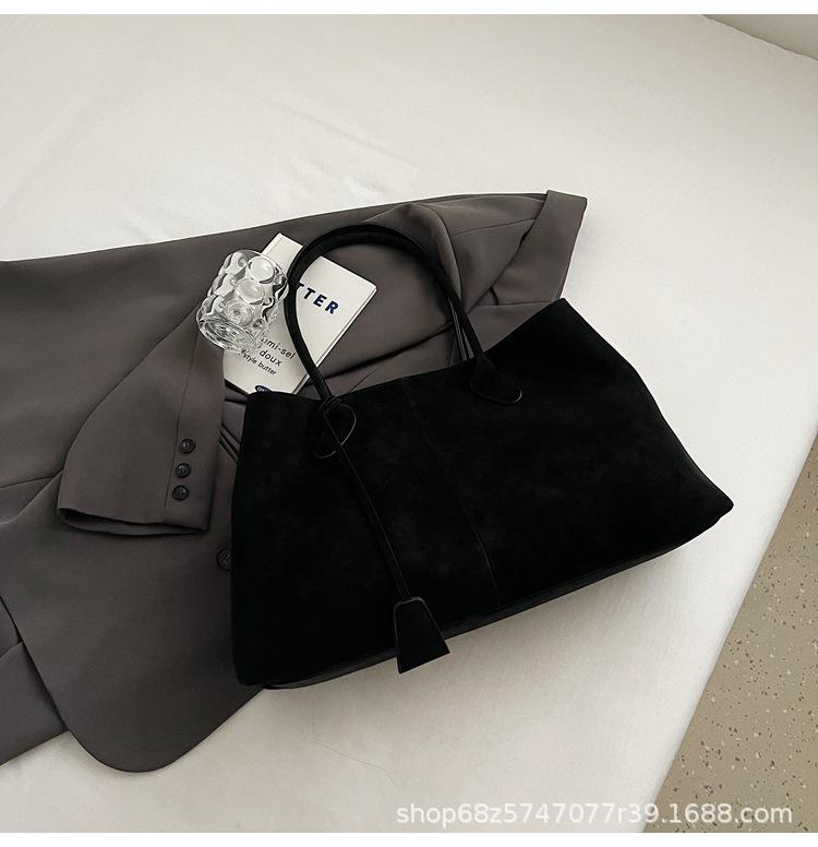 Ретро матовая сумка женская большой вместимости 2025 новая модная популярная простая сумка через плечо сумка-тоут для通勤