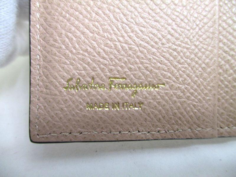 Подлинный кошелек Salvatore Ferragamo Gancini бежевого цвета из кожи золотого цвета H/W Bifold #a194, восстановленный