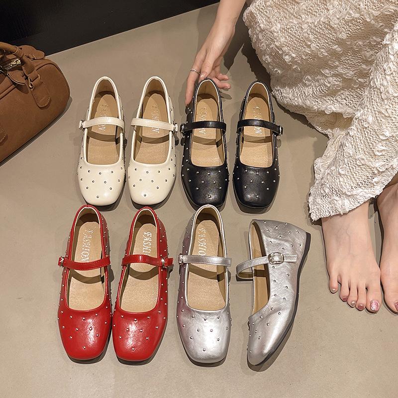 Весна 2025 года, новые корейские ретро-балетки с заклепками, квадратная головка, плоская подошва, одинарные туфли с пряжкой из одного слова, увеличивающие внутреннюю высоту, туфли Мэри Джейн