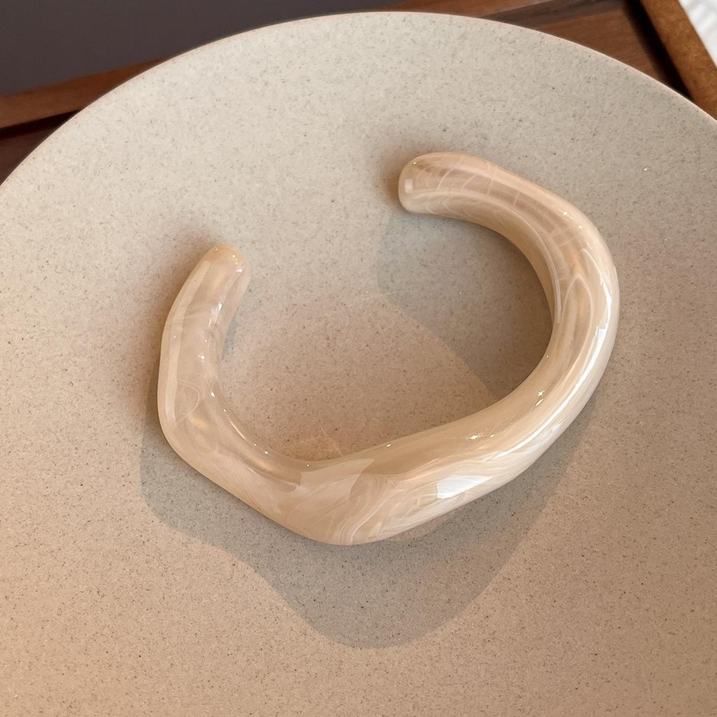 Модные уникальные нерегулярные акриловые браслеты-манжеты для женщин, простая текстура, многоцветный геометрический открытый браслет, женские ювелирные изделия