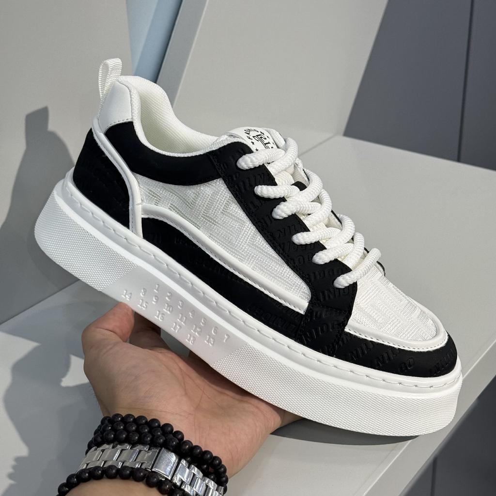 Модная мужская белая повседневная обувь 2025 Осень Новая дышащая удобная обувь на плоской подошве Модная обувь на шнуровке для улицы с увеличением высоты Вулканизированная обувь