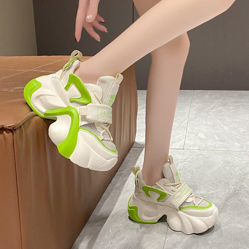 Модные женские повседневные туфли на платформе из дышащей сетки 2024 года, новые летние кроссовки на толстой подошве 7 см со скрытым каблуком, женская обувь для отдыха