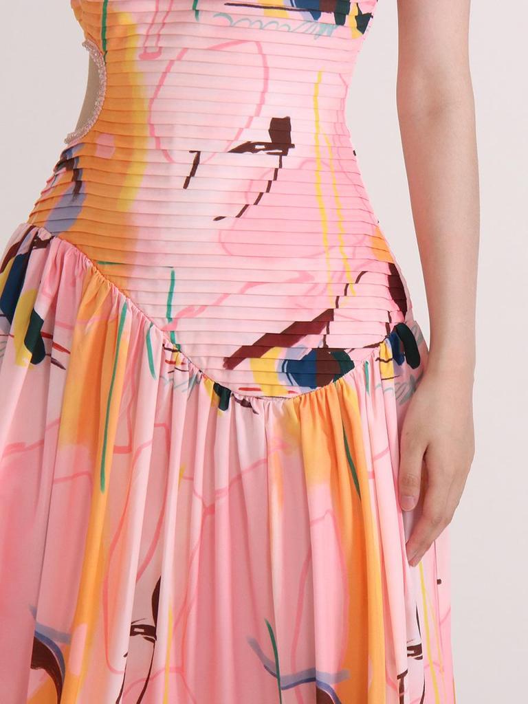 Длинное облегающее платье с плиссировкой и нишевым дизайном - модный стиль 2025 года