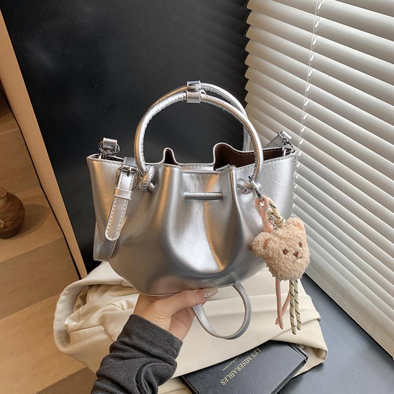 Korean niche design simple and versatile pleated handbag women's 2025 spring and summer new fashion messenger bucket bag