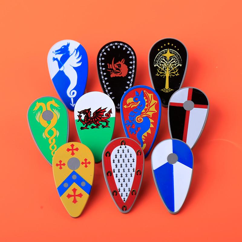 MOC Средневековый Военный Замок Оружие Римский Рыцарь Шлем Щит Аксессуары Строительные Блоки Зеленый Дракон Лев Крестоносец Кирпичи Игрушка