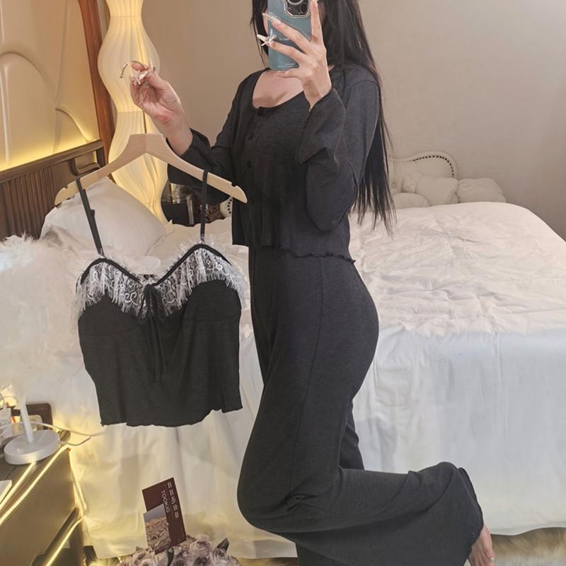 Женский пижамный комплект из французского модала, 3 предмета: Топ с длинным рукавом и нагрудными вкладышами, на бретелях-спагетти, длинные брюки и халат.