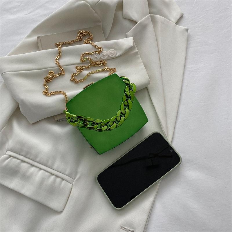 Глянцевая маленькая сумка 2025 модная сумка с толстой цепочкой ins girl на плечо металлическая вечерняя сумка
