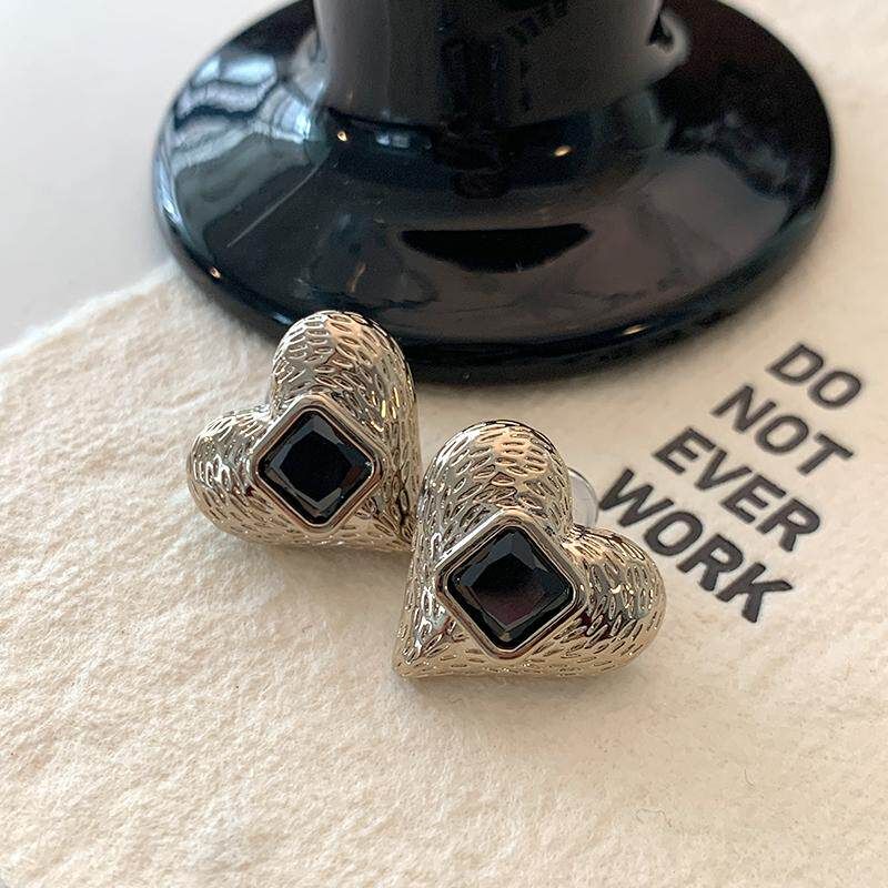 Metal Texture Love Heart Stud Earrings Accessible Luxury Fancy Dignified Generous Style Unique Earrings Fashion Retro Heart-Shaped Earrings