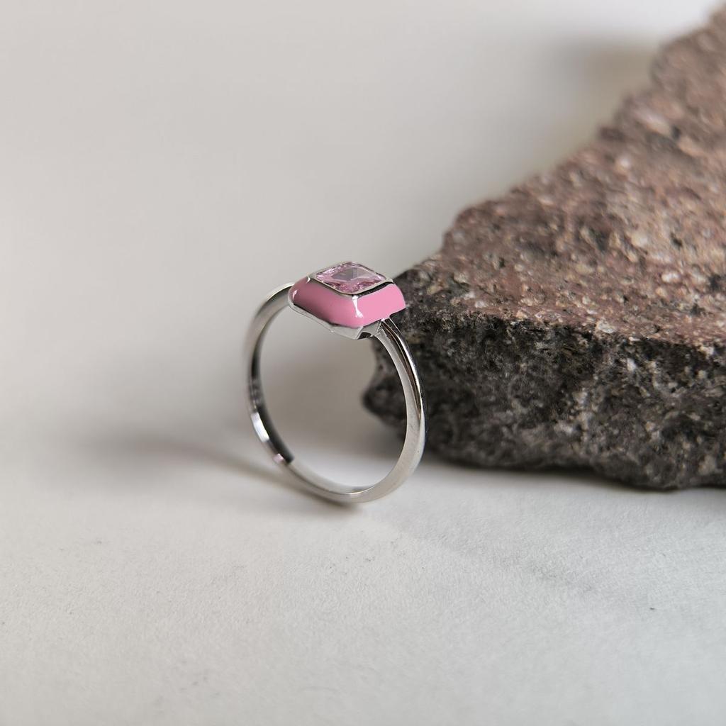 Серебряное кольцо с фианитами, емаллю, вес изделия 1,76 гр (60002238)