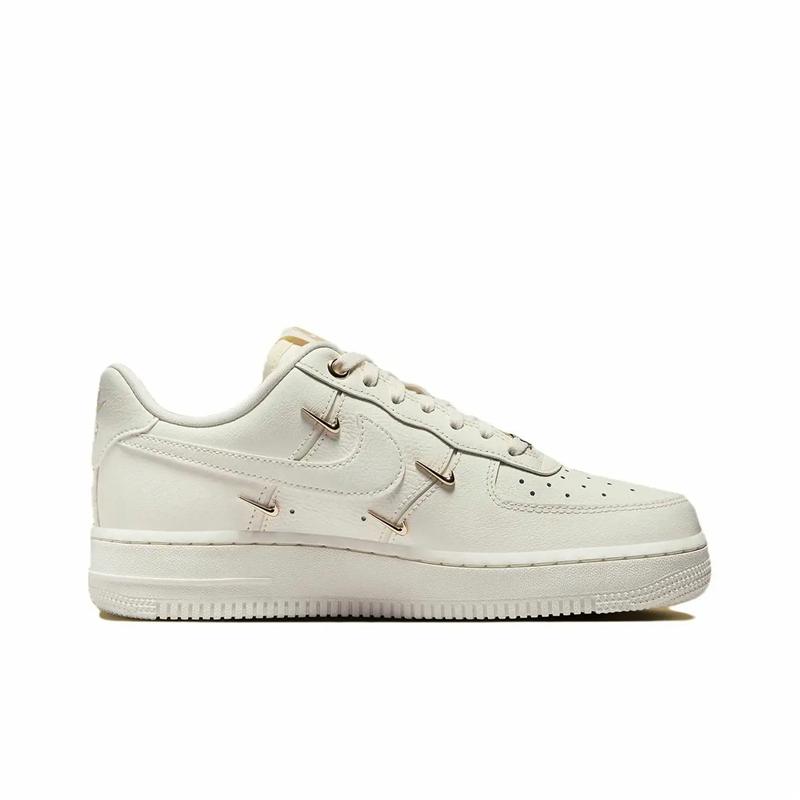Nike Air Force 1 07 LX Mini Swoosh — женские кроссовки цвета металлик, золото, белый парус FV3654-111