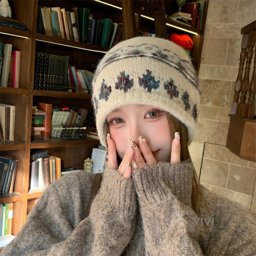 New fashionable versatile women's autumn and winter face small knitted hat foreign style simple temperament warm wool stacking hat