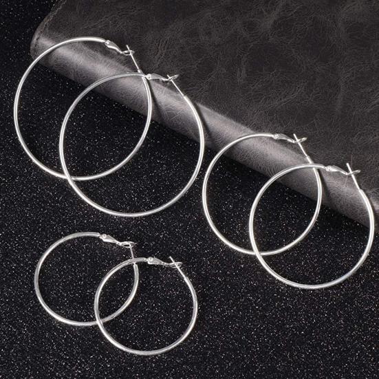 1 пара женских сережек-кольцов разных полированных размеров, однотонные гальванические серьги-кольца