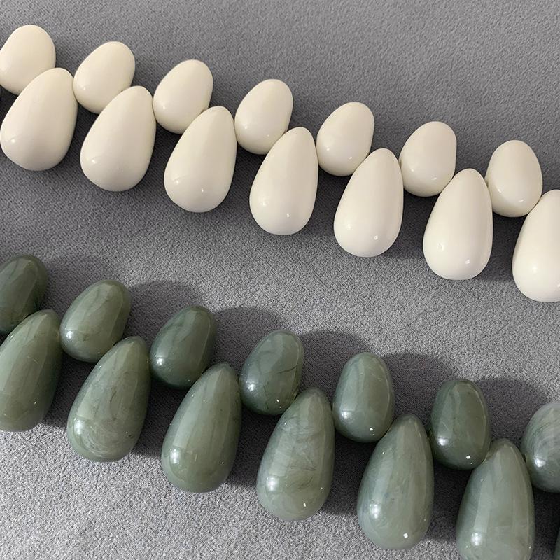 Стильное ожерелье из смолы в форме капли с бусинами - европейский и американский дизайн