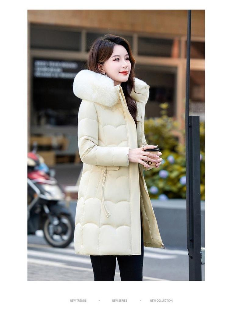 Женская зимняя хлопковая куртка средней длины с капюшоном и меховым воротником - Модная, приталенная, теплая