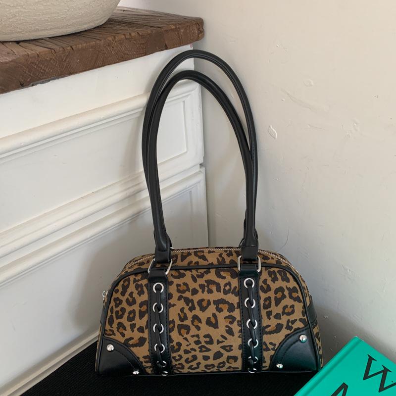 Casual Foreign Style Portable Bowling Bag Women's 2025 New Fashion Retro Pillow Bag High Value Shoulder Bag