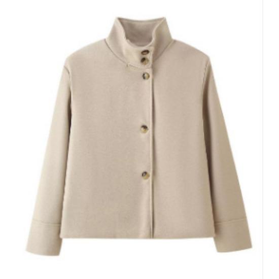 Женская короткая шерстяная куртка с воротником-стойкой на одной пуговице, подчеркивающая темперамент