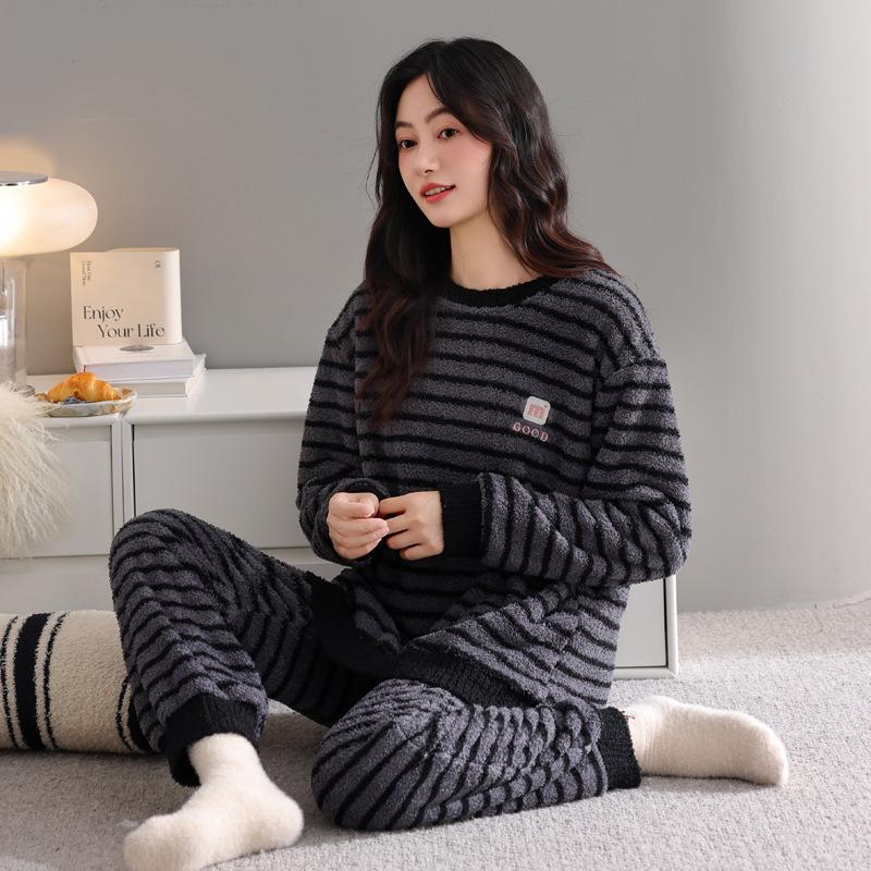 Пижама из полуфлиса женская зимняя утолщенная флисовая теплая осенне-зимняя коралловый флис мягкая можно носить как домашнюю одежду