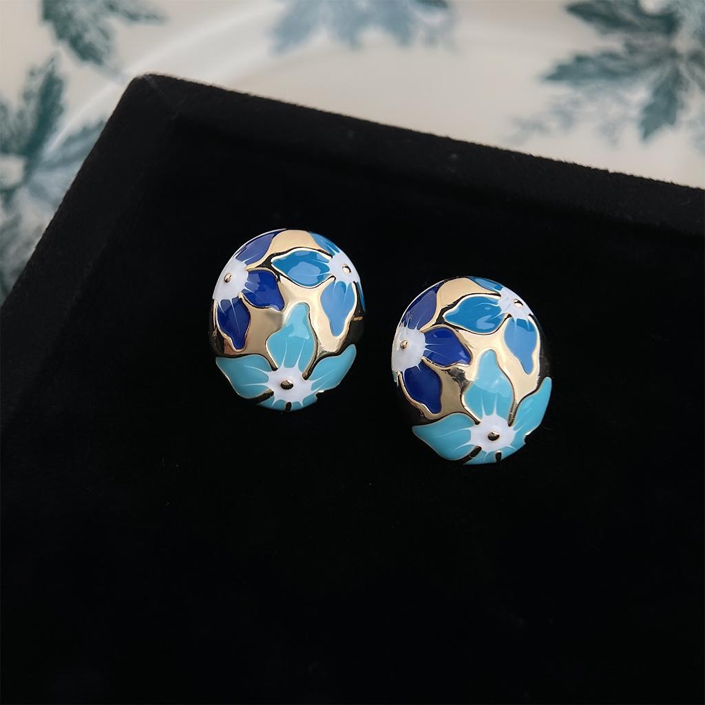 Эмалевые серьги-капли в стиле французской масляной живописи: Художественные серьги-пусеты в придворном стиле с литературным ретро-флером.