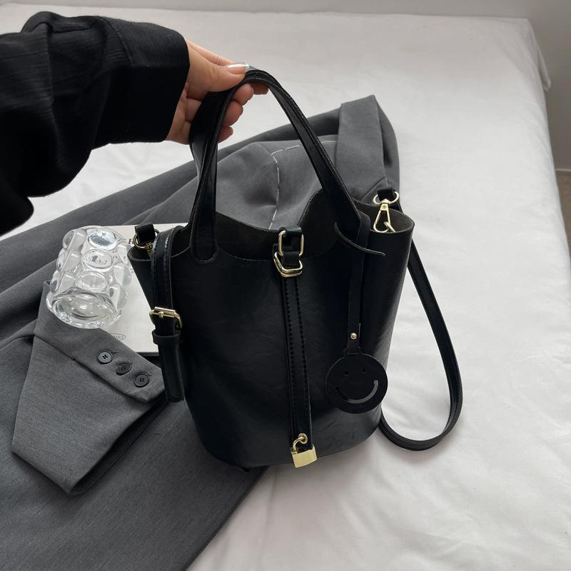 Нишевая ретро сумка через плечо женская летняя новая портативная сумка-ведро с продвинутой текстурой, универсальная сумка-мессенджер для通勤, женская сумка