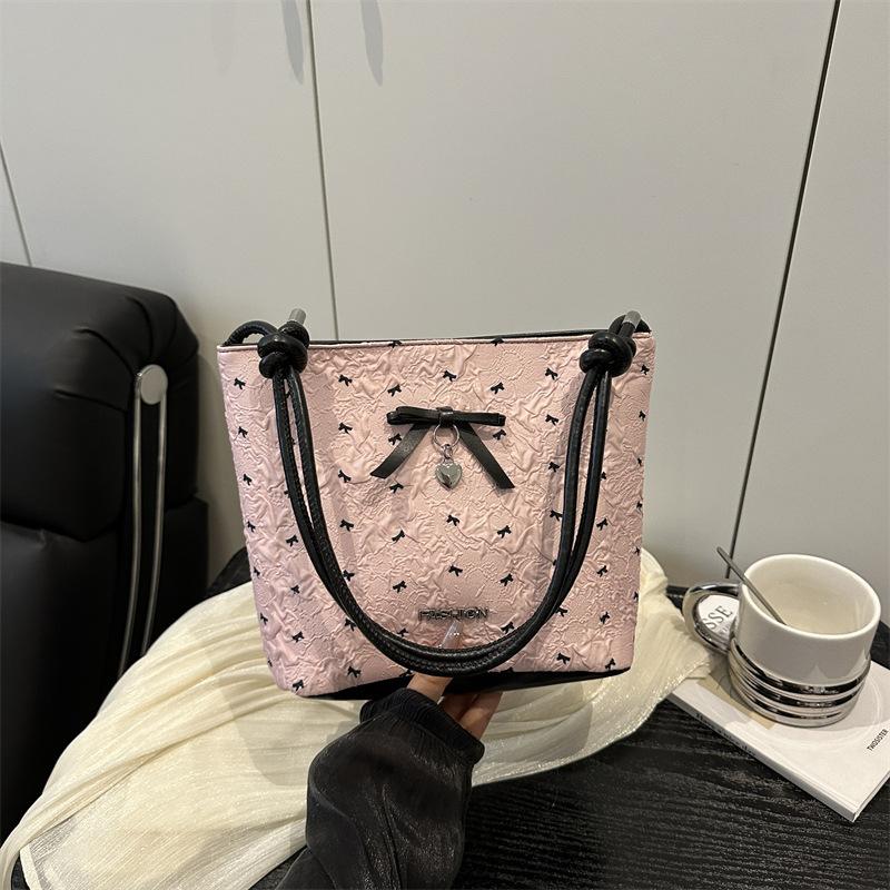 Женская сумка под мышку сумка 2025 новый иностранный стиль модный тренд нишевая универсальная текстура повседневная наплечная сумка