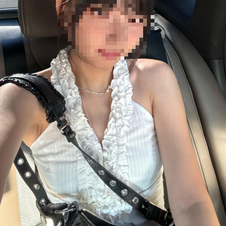 Летний женский топ-майка без рукавов с оборками на шее