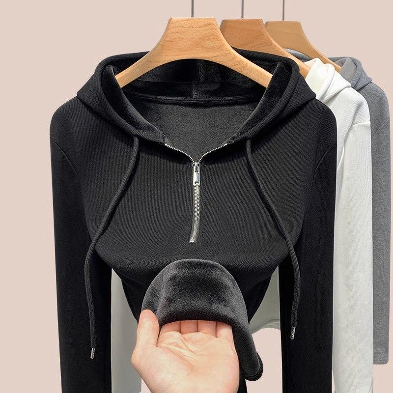 Женская базовая рубашка с капюшоном, приталенного кроя, на флисовой подкладке из серебристой лисы, с молнией до середины груди, для осени/зимы 2025