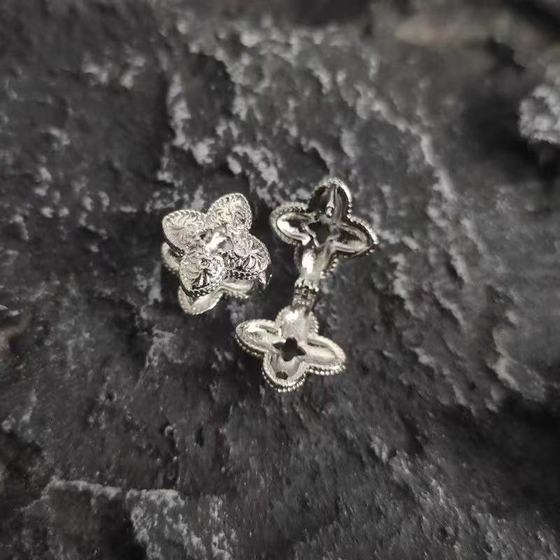 Серьга-пусета с узором из травы Тан и четырехлистником, женская, легкая роскошь, модная, универсальная, индивидуальность, нишевый дизайн, продвинутое ощущение нового модного стиля