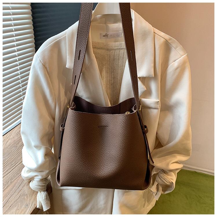 Премиальная текстура, иностранный стиль, популярная наплечная сумка, новинка 2025 года, женская, для отдыха, простая, большой вместимости, универсальная однотонная сумка-ведро