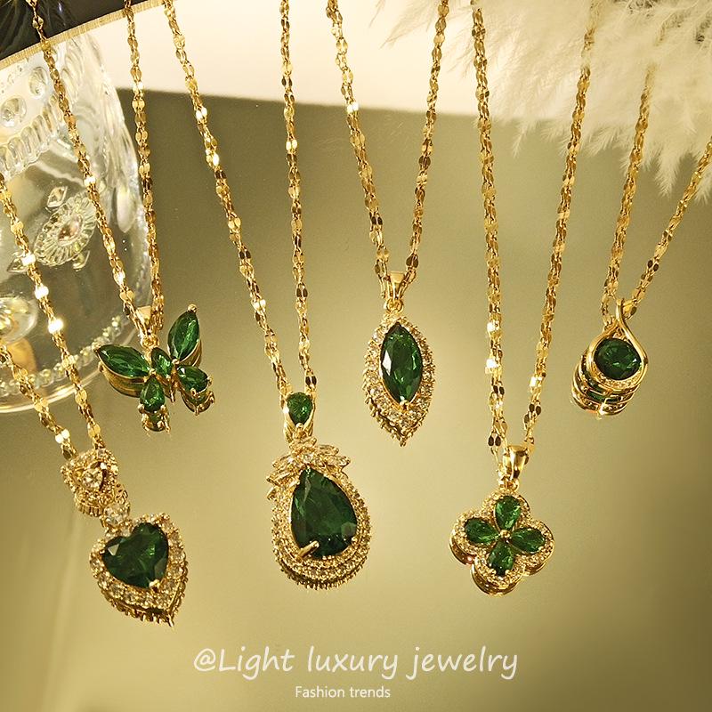 Подвеска-ожерелье Изумрудная бабочка: Роскошная титановая стальная ключичная цепочка для женщин