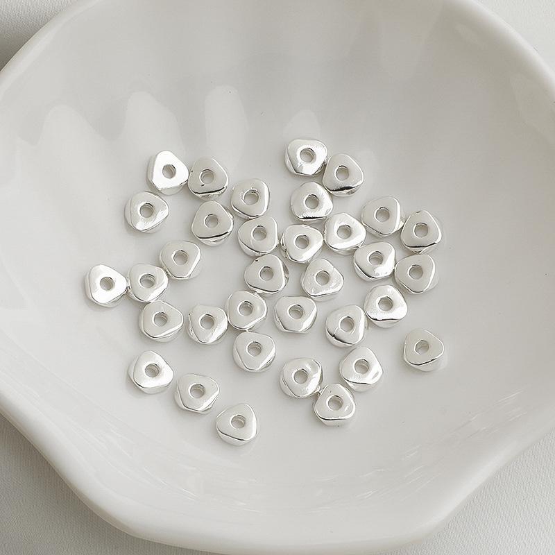 Позолоченные 14K, сохраняющие цвет, треугольные бусины-разделители с измельченным золотом для DIY-ожерелий.