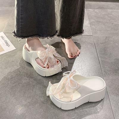 Маленькие легкие и нескользящие темпераментные шлепанцы с бантом 2025 высокая ценность милые шлепанцы на толстой подошве женские летние для улицы