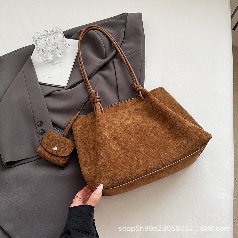 Сумка Новая Осенняя Сумка-тоут Большой Вместимости Премиальный Чувственный Портативная Сумка через Плечо Ретро Универсальная Сумка-подмышку Женская