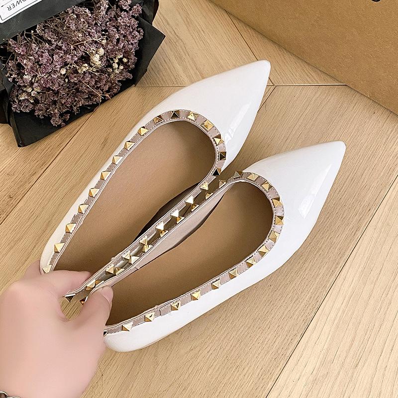 Остроносые туфли-лодочки на плоской подошве с заклепками, увеличивающие рост изнутри, с неглубоким вырезом, из мягкой лакированной кожи, темпераментные, сочетающиеся, туфли-лодочки, увеличивающие рост изнутри, женские