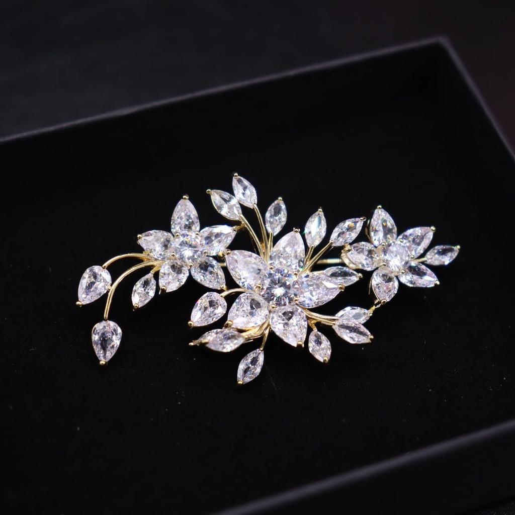 Zircon Cherry Blossom Crystal Diamond Flower Chest Ornament for Entrance Ceremonial Gifts for Women Such As Comes with a Gift Case Brooch, Corsage,