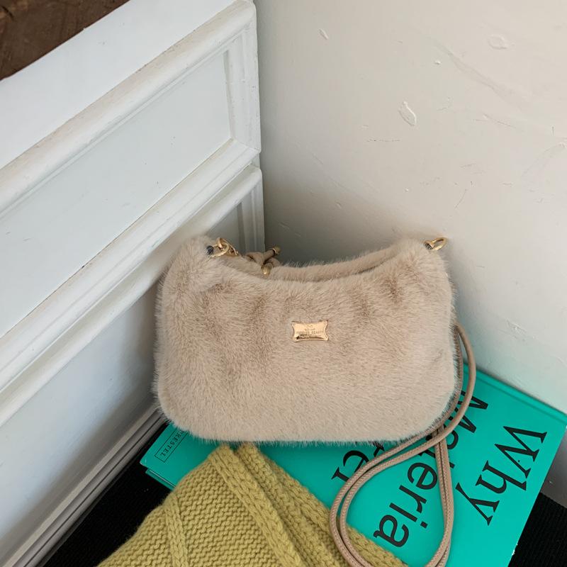 Милая плюшевая сумочка женская 2025 зима популярная новая модная универсальная сумка через плечо и мессенджер супер огонь интернет-знаменитость