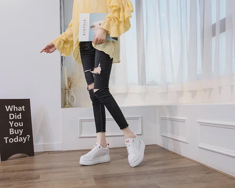 Женские белые кроссовки на платформе — корейский стиль 2020 года, натуральная кожа, увеличенная внутренняя высота, повседневный и универсальный дизайн