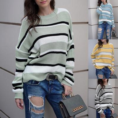 Женский свободный свитер с круглым вырезом и длинными рукавами в цветную полоску