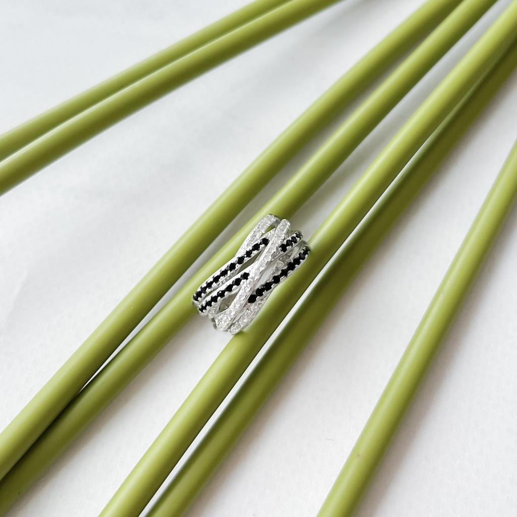 Серебряное кольцо с фианитами, вес изделия 6,39 гр (2152613)