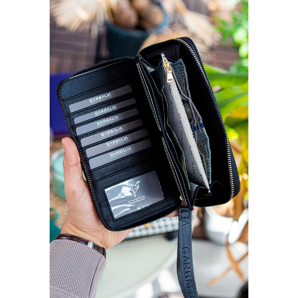 Tilburg Кошелек-портфель с ручкой на запястье и соломенным узором сливово-фиолетового цвета с большим количеством визитниц