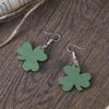 Улица. Деревянные серьги с подвеской в виде зеленого котенка и клевера ко Дню Святого Патрика