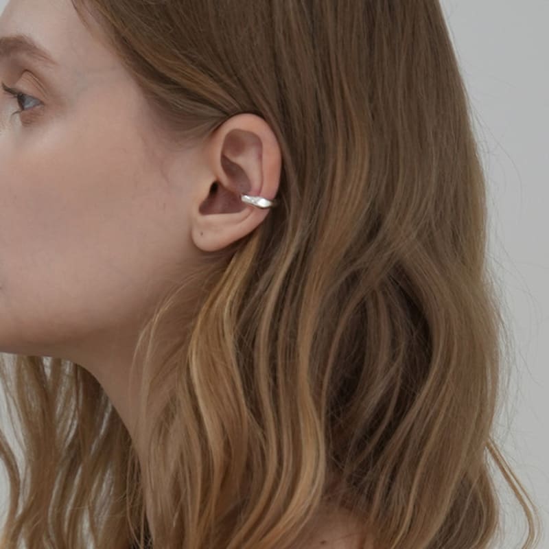 REINDEER GENTLE STONE EARCUFF 02