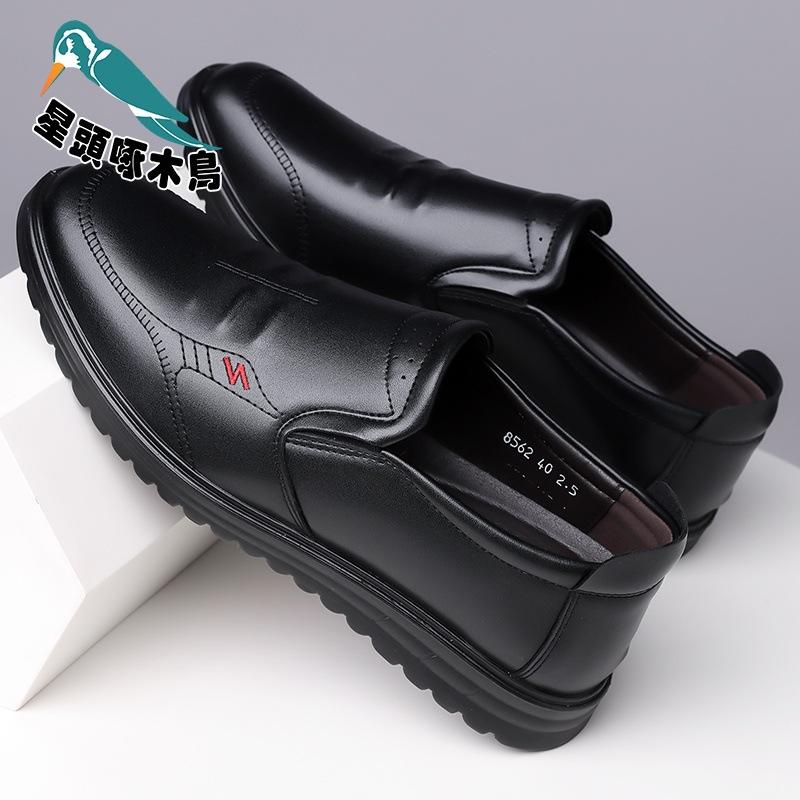 2025 New Men's Daily Casual Leather Shoes Men's Soft-soled Soft Leather Middle-aged Dad Shoes Cover Feet